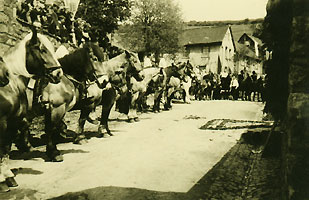 Sakramentaler Schlusssegen zwischen Pastorat und Gotteshaus.