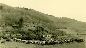 1957: Die Reiter umstehen im HAlbbogen den Standort des Altares währen der Feldmesse.